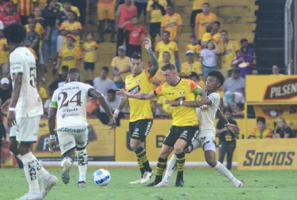 Barcelona Sporting Club termin&oacute; con nueve hombres ante Orense