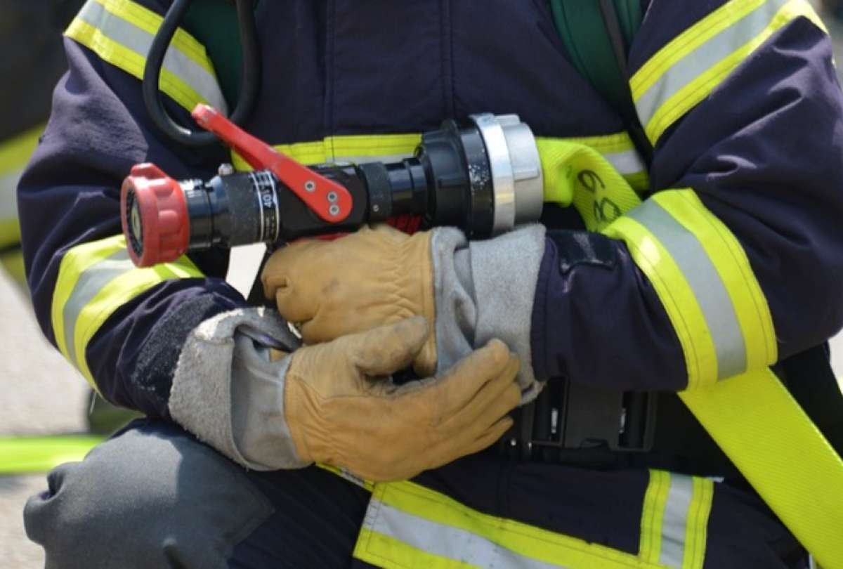 Bomberos de Quito sofocó un incendio en la avenida Simón Bolívar