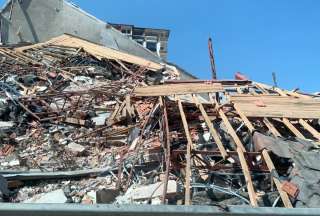 Aumenta la cifra de muertos por terremoto de Turqu&iacute;a