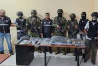 Armamento de grueso calibre, municiones y droga fueron halladas en una caleta de Camilo Ponce Enríquez.