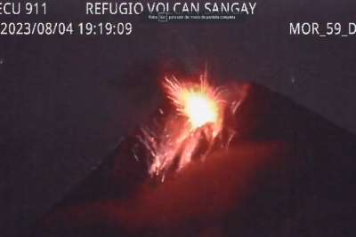 El volc&aacute;n Sangay expulsa material pirocl&aacute;stico la noche del 4 de agosto de 2023.