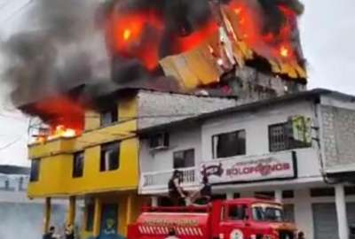 Los Bomberos realizan labores para mitigar el incendio de un almac&eacute;n de telas en La Man&aacute;.