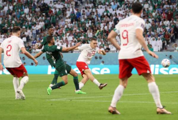 Polonia derrot&oacute; a Arabia Saudita 2-0 y se acerc&oacute; a los octavos de final