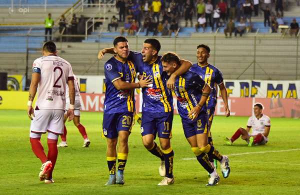 Delf&iacute;n remont&oacute; al Real Tomayapo y tiene opciones de clasificarse en la Copa Sudamericana.