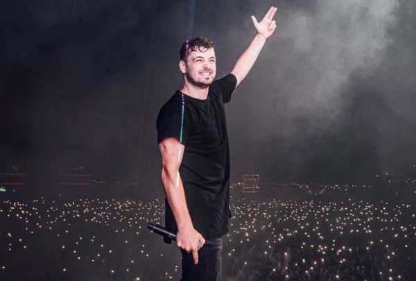 El DJ incluy&oacute; una canci&oacute;n ecuatoriana en honor a las Fiestas de Quito.