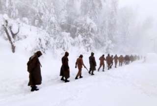 Los servicios de rescate despejan las carreteras de Murree tras la gran nevada que cost&oacute; la vida a 23 personas