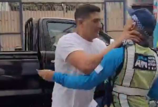 Una persona agredi&oacute; a golpes a un agente de tr&aacute;nsito en Guayaquil.