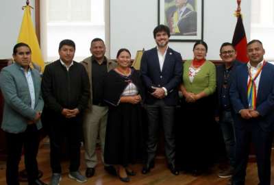 Jos&eacute; de la Gasca pos&oacute; con siete asamble&iacute;stas de Pachakutik