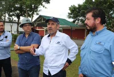 Xavier Vera (centro, izq.), ministro de Energ&iacute;a y Minas recorri&oacute; los campos petroleros de la amazon&iacute;a ecuatoriana junto a &Iacute;talo Cede&ntilde;o, gerente de Petroecuador