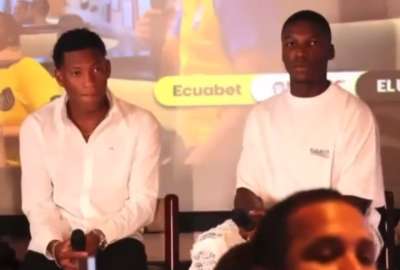 Gonzalo Plata y Mois&eacute;s Caicedo estallaron de risa en media rueda de prensa