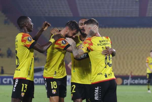 Los jugadores de Barcelona SC celebran el segundo tanto marcado por el volante Dami&aacute;n D&iacute;az.