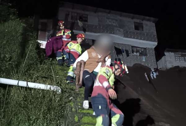 Bomberos de Quito participaron en el rescate de los afectados por el colapso de viviendas provocado por las lluvias.
