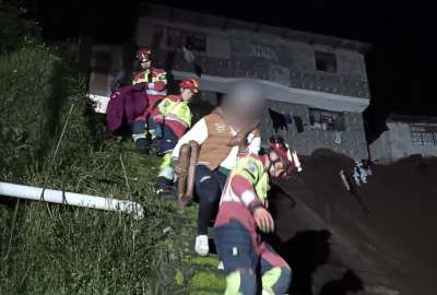 Bomberos de Quito participaron en el rescate de los afectados por el colapso de viviendas provocado por las lluvias.