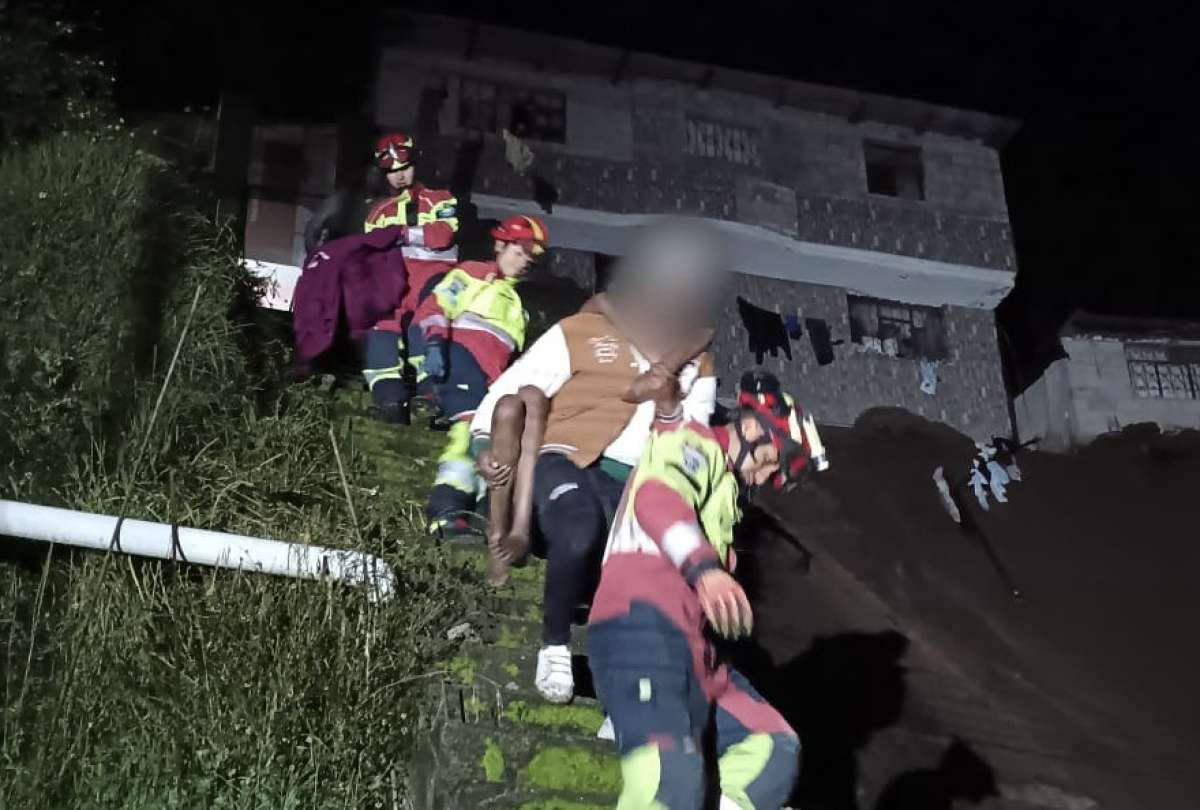 Bomberos de Quito participaron en el rescate de los afectados por el colapso de viviendas provocado por las lluvias.