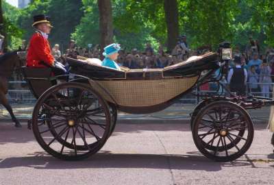 Isabel II aplaza una reuni&oacute;n con sus asesores por consejo m&eacute;dico