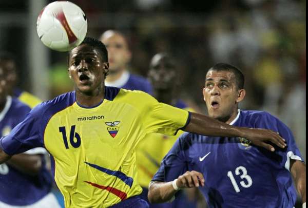 Antonio Valencia (izq.) protege el bal&oacute;n ante Dani Alves, en un partido entre Ecuador y Brasil