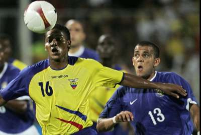 Antonio Valencia (izq.) protege el bal&oacute;n ante Dani Alves, en un partido entre Ecuador y Brasil
