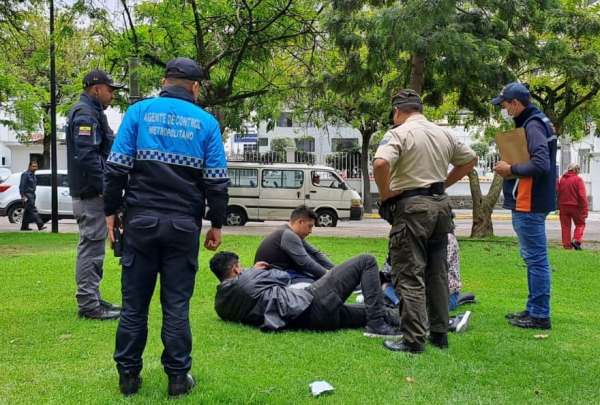 Retiran personas consumiendo licor en espacios p&uacute;blicos de Quito