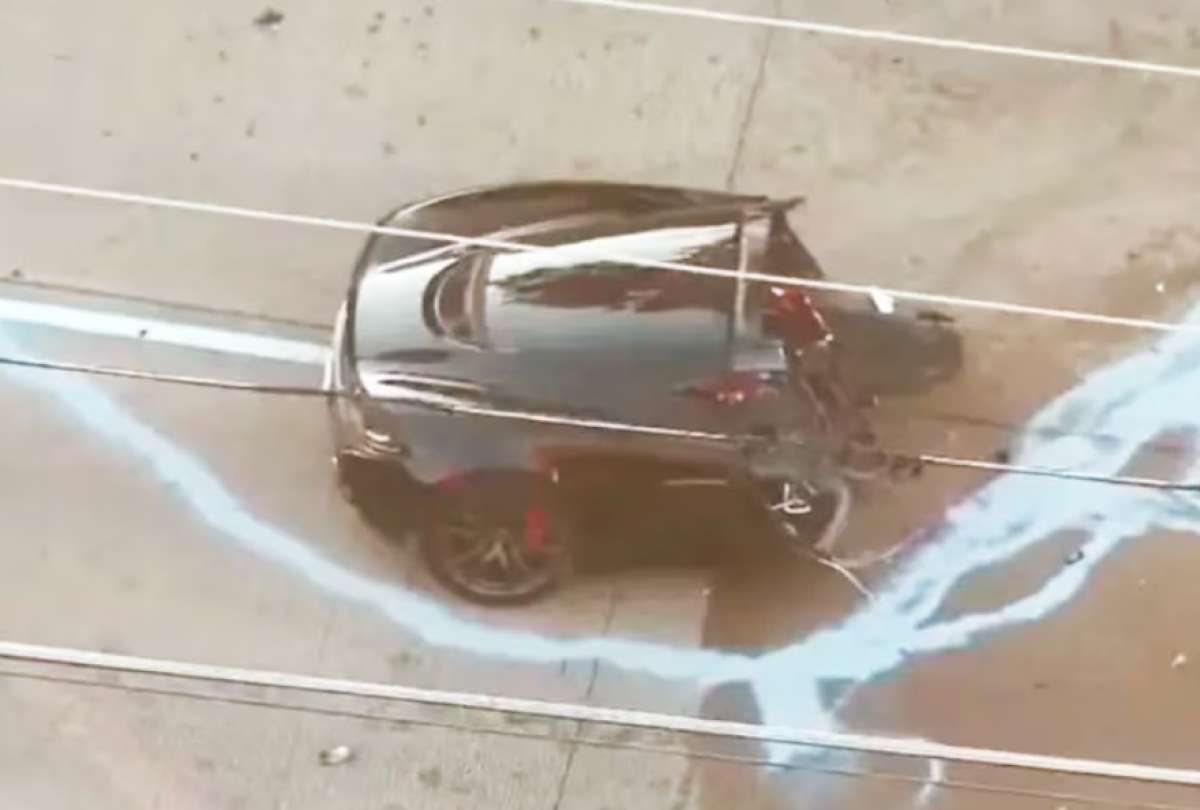 Un accidente de tránsito dejó un carro partido por la mitad en Dallas.