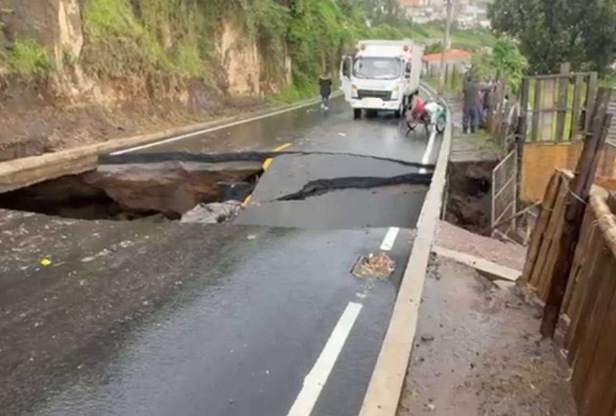 Se registró un socavón en el sector Santiago Alto, al sur de Quito