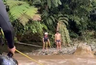 El turista, de 25 a&ntilde;os, fue puesto a buen recaudo luego de quedar atrapado por la crecida del r&iacute;o en Ba&ntilde;os.