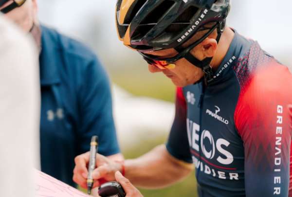 Richard Carapaz firma aut&oacute;grafos, antes del inicio del Giro de Italia