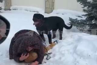 Madre arriesga su vida para proteger a su hijo de un perro