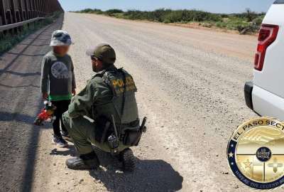 El menor de edad fue hallado cerca de la ciudad de El Paso, Texas.