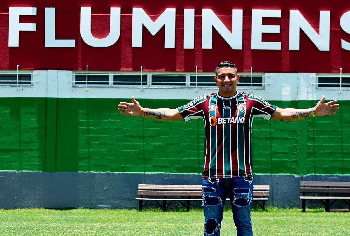 Mario Pineida fue presentado en el Fluminense como nuevo refuerzo