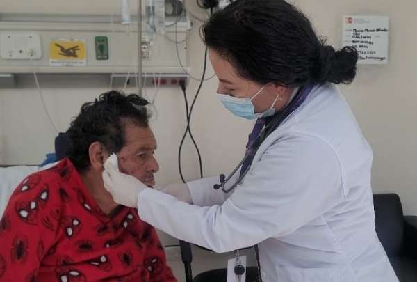 Profesionales de la salud brindan apoyo a afectados por el aluvi&oacute;n de Ba&ntilde;os (Tungurahua). 