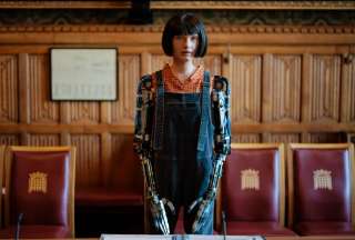 Ai-Da fue el primer robot humanoide en hablar con legisladores brit&aacute;nicos