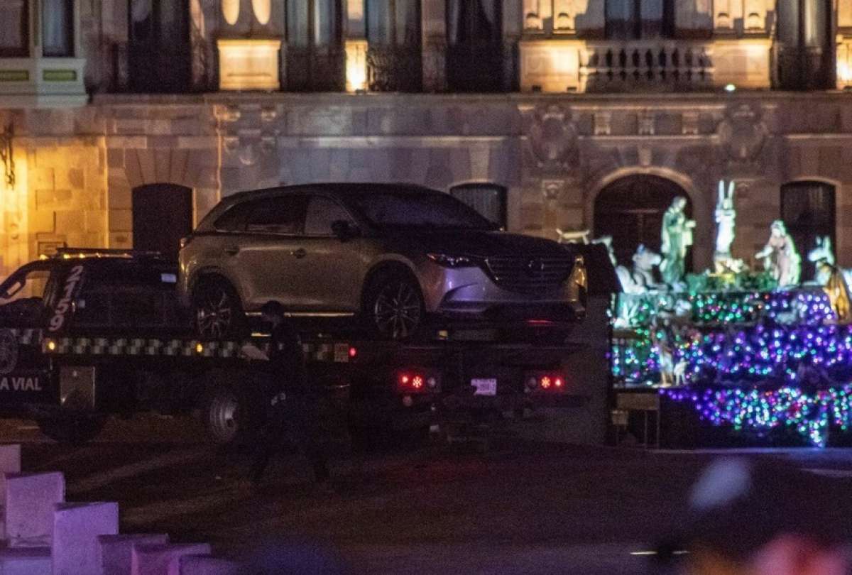 Abandonan veh&iacute;culo con diez cuerpos al frente de Gobernaci&oacute;n en M&eacute;xico