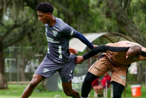 Jefferson Arce (izq.) controla el bal&oacute;n durante un entrenamiento en Pomasqui