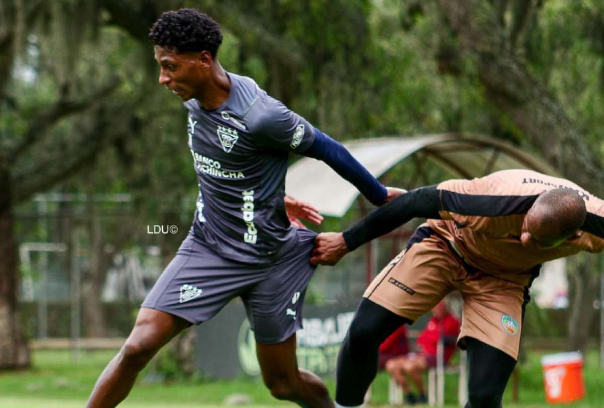 Jefferson Arce (izq.) controla el balón durante un entrenamiento en Pomasqui