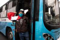 Los transportistas en Perú paralizan sus servicios, como protesta ante la ola de extorsiones que viven en ese sector. 