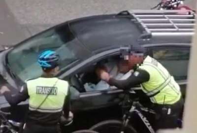 Un agente fue captado por un video mientras recib&iacute;a dinero de una persona.