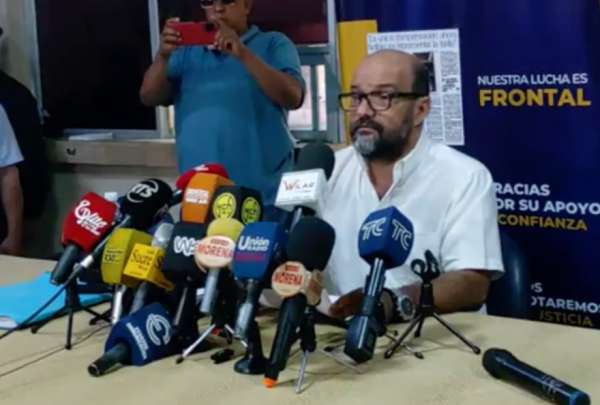 En rueda de prensa, Cristian Sarmiento, representante de la Federaci&oacute;n de Transportadores Urbanos del Guayas, se&ntilde;al&oacute; que el paro es indefinido en esa ciudad.&nbsp;