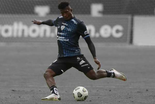 William Pacho jug&oacute; partidos como titular en la temporada 2021