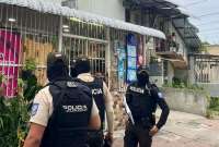 La Policía ejecuta un megaoperativo en Nueva Prosperina, Guayaquil, contra las estructuras criminales "Los Águilas" y "Fatales".