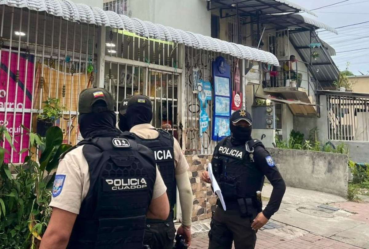 La Policía ejecuta un megaoperativo en Nueva Prosperina, Guayaquil, contra las estructuras criminales "Los Águilas" y "Fatales".