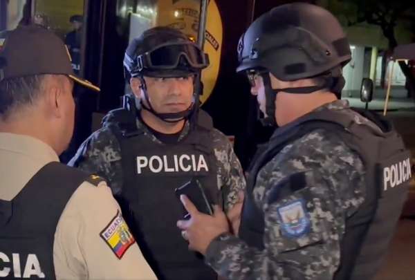 Con el operativo Apolo 18, m&aacute;s de 1.000 polic&iacute;as y militares intervienen simult&aacute;neamente en cinco distritos de Guayaquil para desarticular estructuras criminales. 