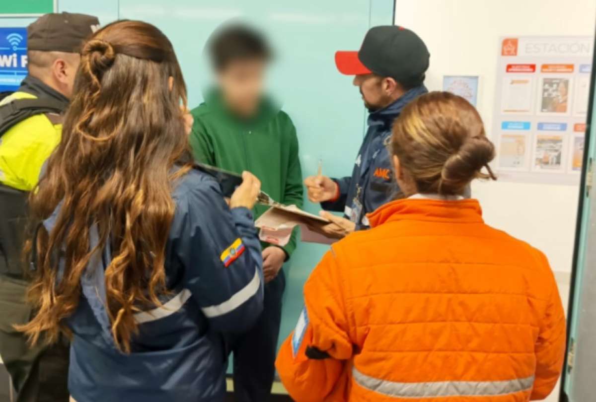 El joven enfrenta un proceso legal de sanción por no pagar su boleto al ingresar al Metro de Quito.