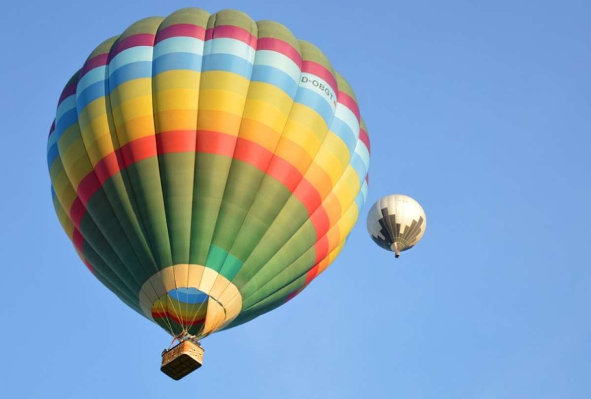 Globo gigante se enred&oacute; en cables el&eacute;ctricos en Mitad del Mundo