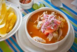 Tiktoker levant&oacute; pol&eacute;mica: Prepar&oacute; un &ldquo;encebollado peruano&rdquo;