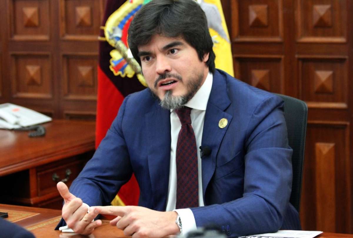 El ministro De La Gasca considera que la candidata del correísmo intenta "polalizar al país". 