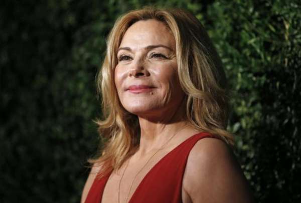 Aunque Kim Cattral no particip&oacute; en el reboot, su personaje s&iacute; estuvo presente durante los 10 episodios de And Just Like That.
