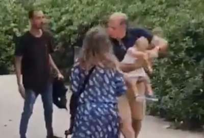 Un hombre y su bebé fueron agredidos por un sujeto en Barcelona.
