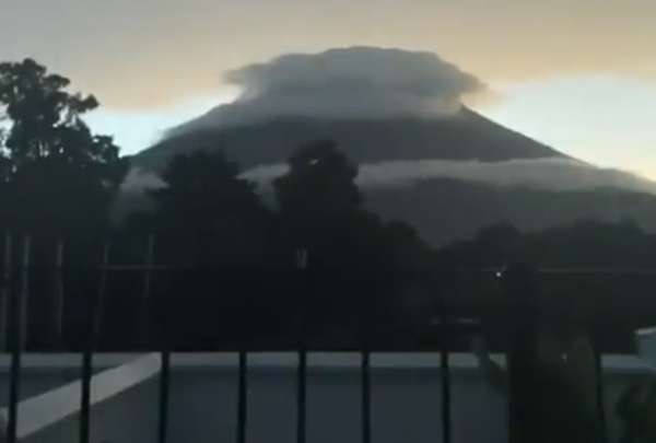 Un rayo impacta al cr&aacute;ter del volc&aacute;n de Agua en Guatemala