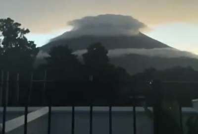 Un rayo impacta al cr&aacute;ter del volc&aacute;n de Agua en Guatemala