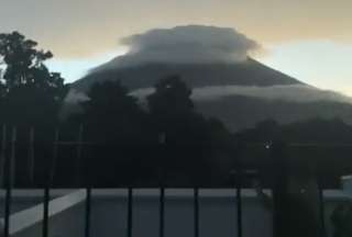 Un rayo impacta al cr&aacute;ter del volc&aacute;n de Agua en Guatemala